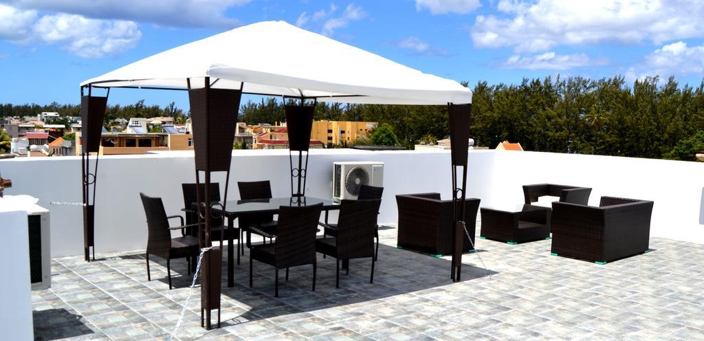 Flic En Flac Beach Penthouse Exteriör bild