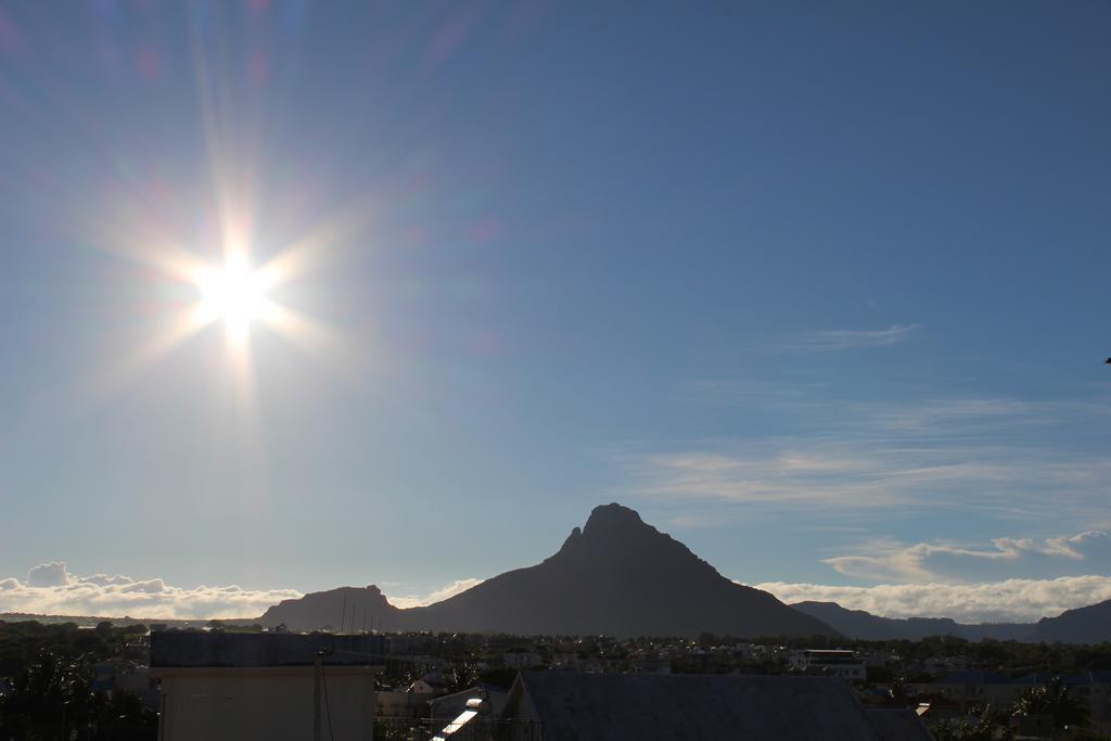 Flic En Flac Beach Penthouse Exteriör bild