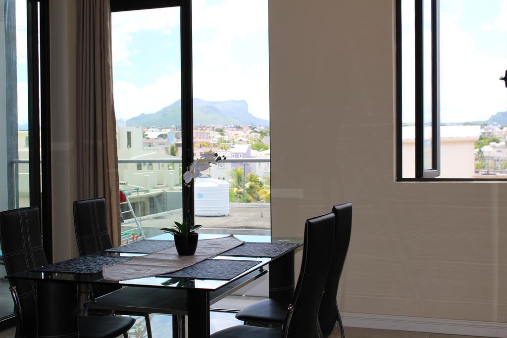 Flic En Flac Beach Penthouse Exteriör bild